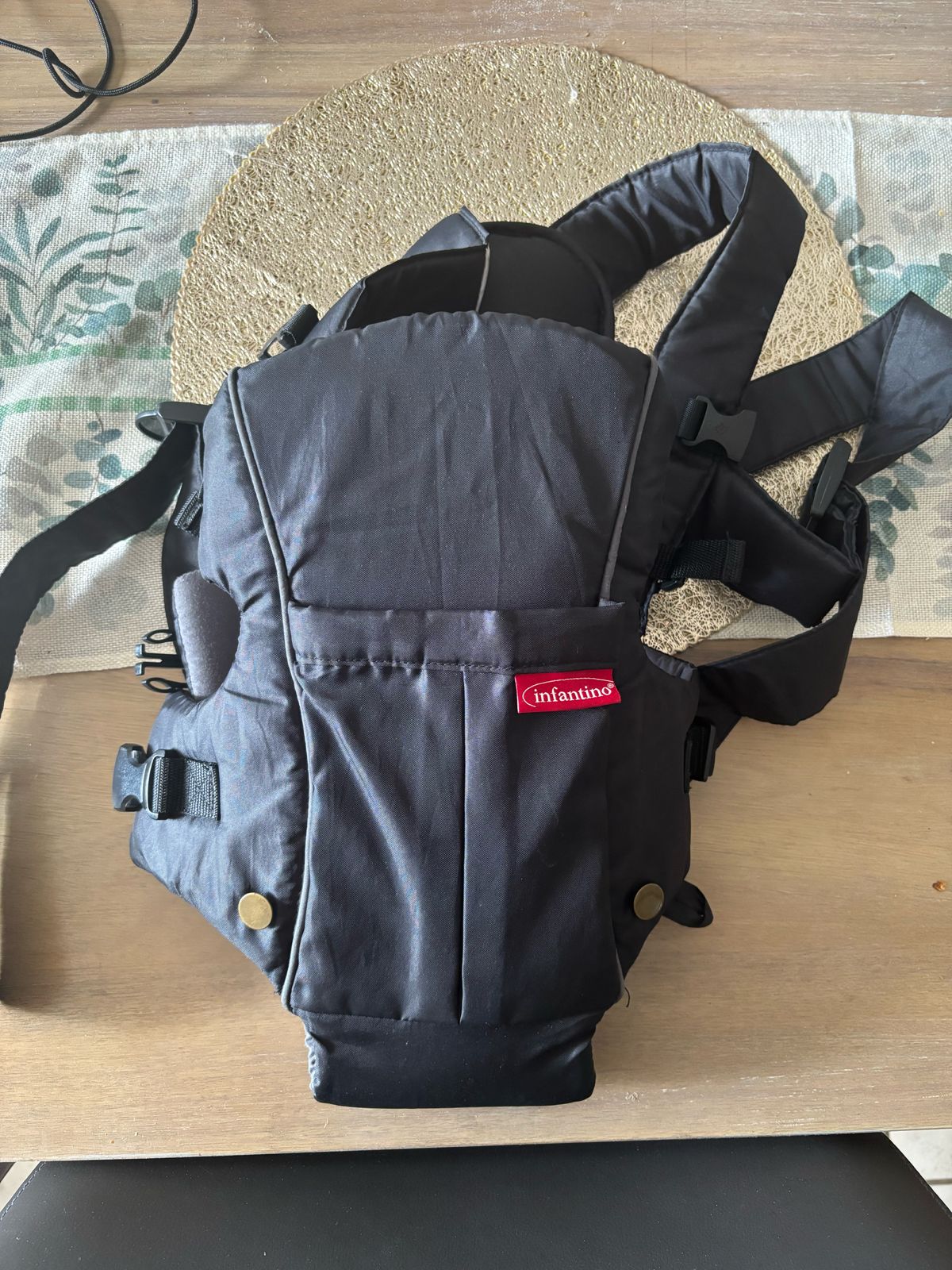 Infantino Swift Classic Carrier with Pocket, 2-Ways to Carry Carrier with Wonder Bib & Essentials Storage Front Pocket for Babies 8-25lb, Adjustable Strap - Image 2