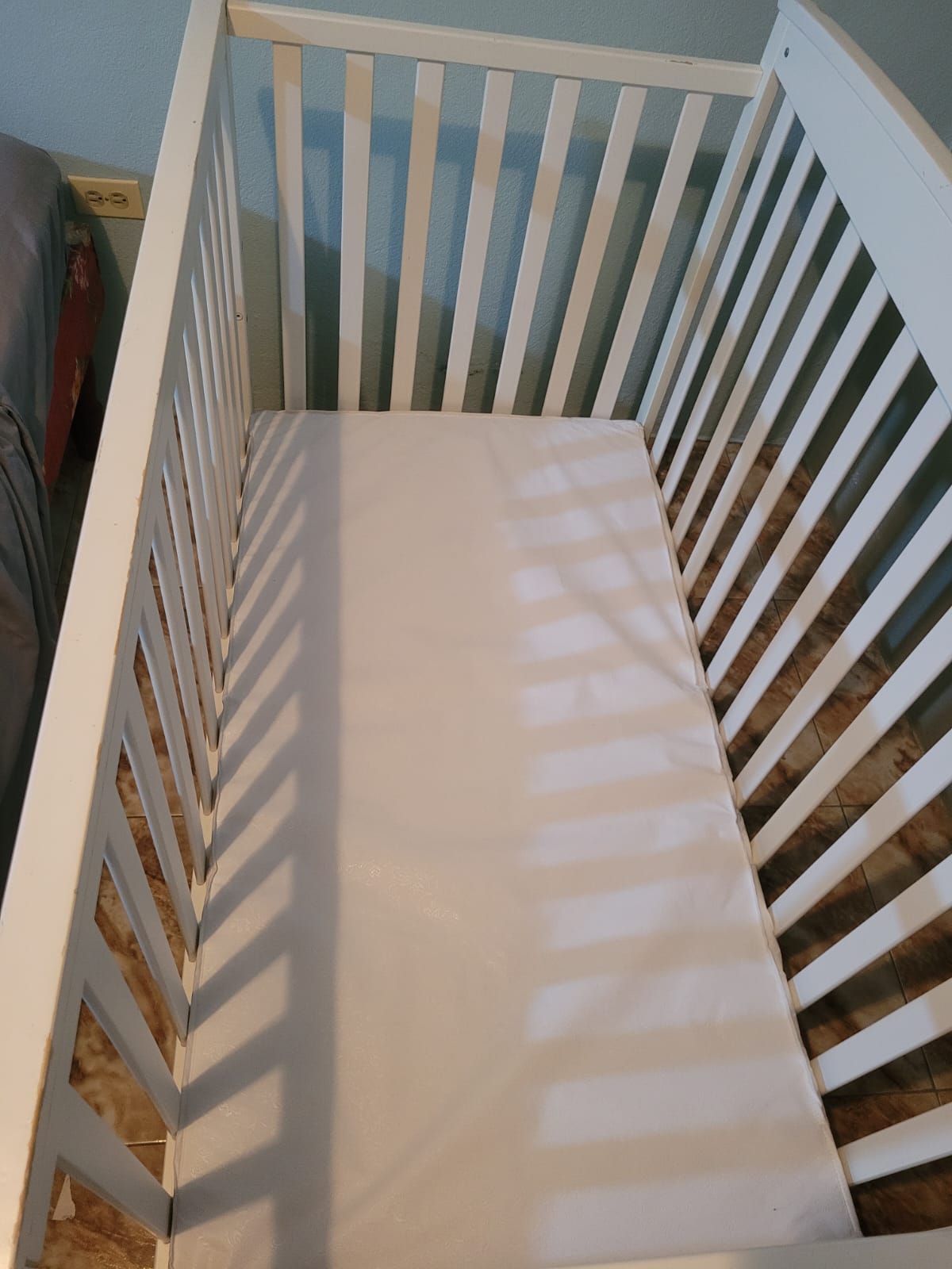 Delta Children Hanover 4-in-1 Convertible Baby Crib with Mattress - Image 7