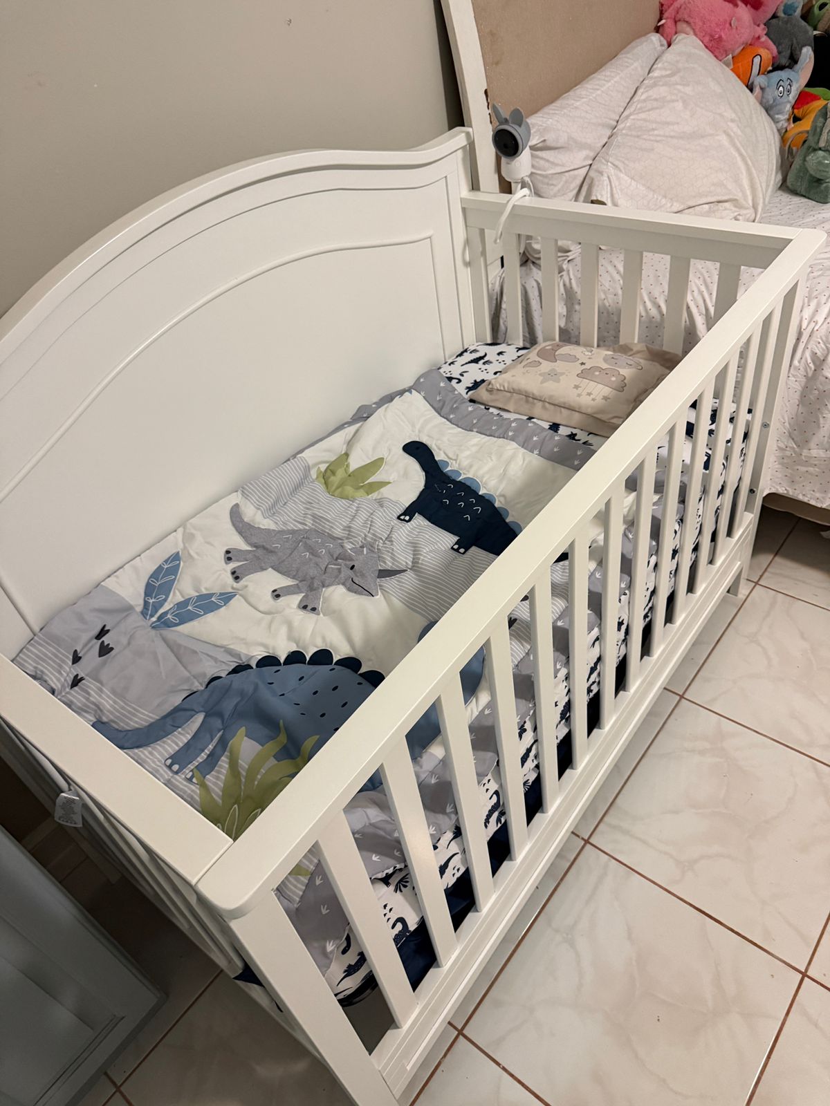 Davinci Charlie 4-in-1 Convertible Crib - Image 3
